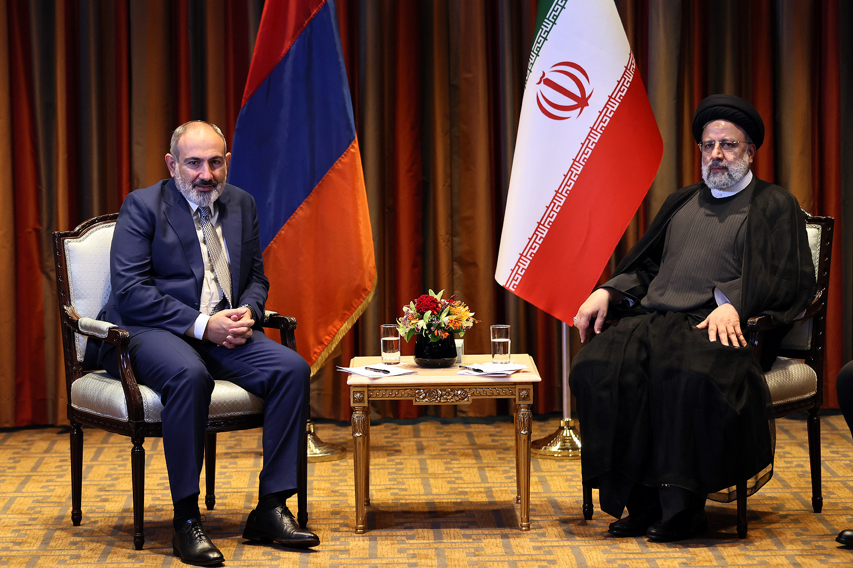 Связь Ирана с Арменией не должна подвергаться опасности: Раиси - Пашиняну