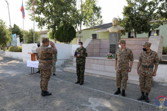 Президент Арцаха вручил госнаграды военнослужащим, сбившим азербайджанский 