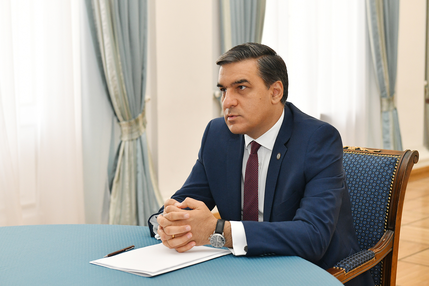 Арман Татоян имеет высокую репутацию среди граждан - опрос