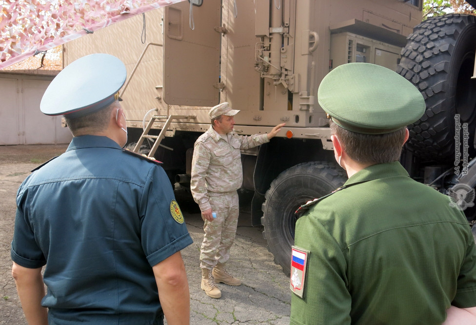 Военные атташе посетили передвижную лабораторию по тестированию на COVID-19