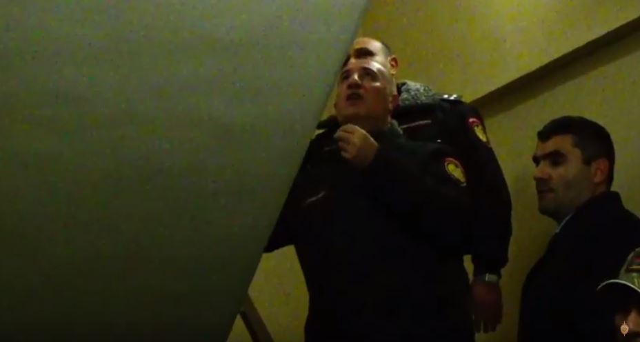Ինչպես են բանակցել «Էրեբունի պլազա»-ում կրակոց արձակած անձի հետ. ոստիկանության տեսանյութը