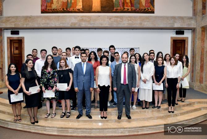 В Армении присудили стипендии молодым людям, поступившим в ведущие университеты мира 