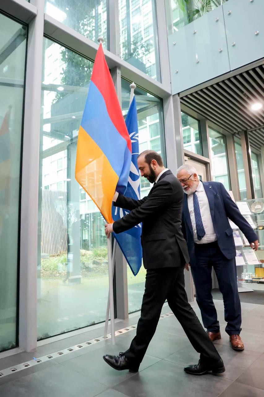 Арарат Мирзоян установил флаг Армении в здании Международного уголовного суда в Гааге 