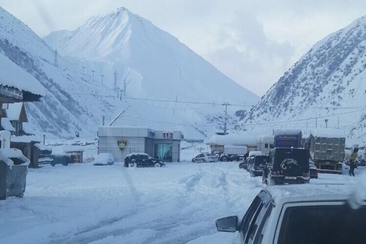 Ларс закрыт для всех видов транспорта: угроза схода лавин