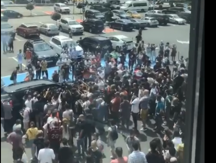 Ситуация в Тбилиси напряжена: демонстранты окружили отель, где находится делегация НС РА