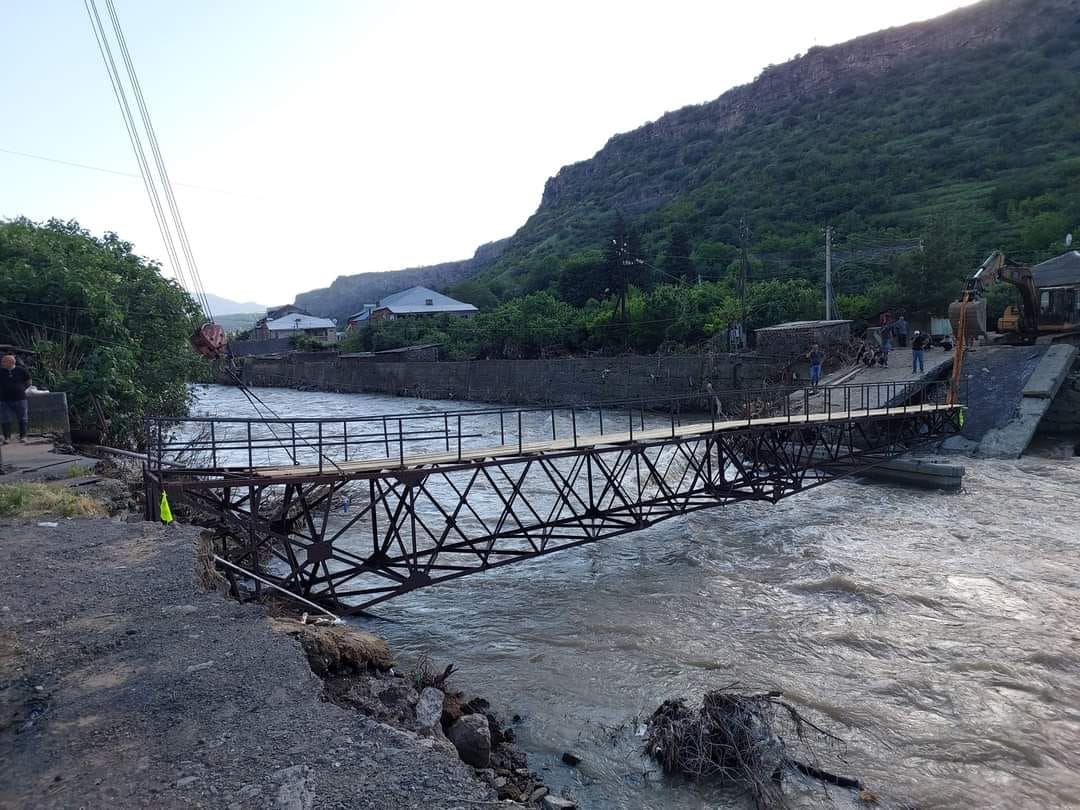 В зоне бедствия в Армении построены четыре пешеходных моста - министр