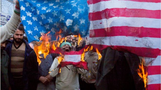 Иранцы протестуют перед зданием бывшего посольства США в Тегеране