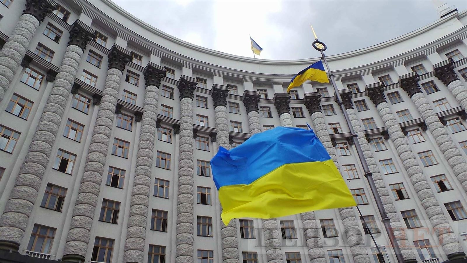 Неизвестный мужчина в здании правительства Украины угрожает взорвать гранату