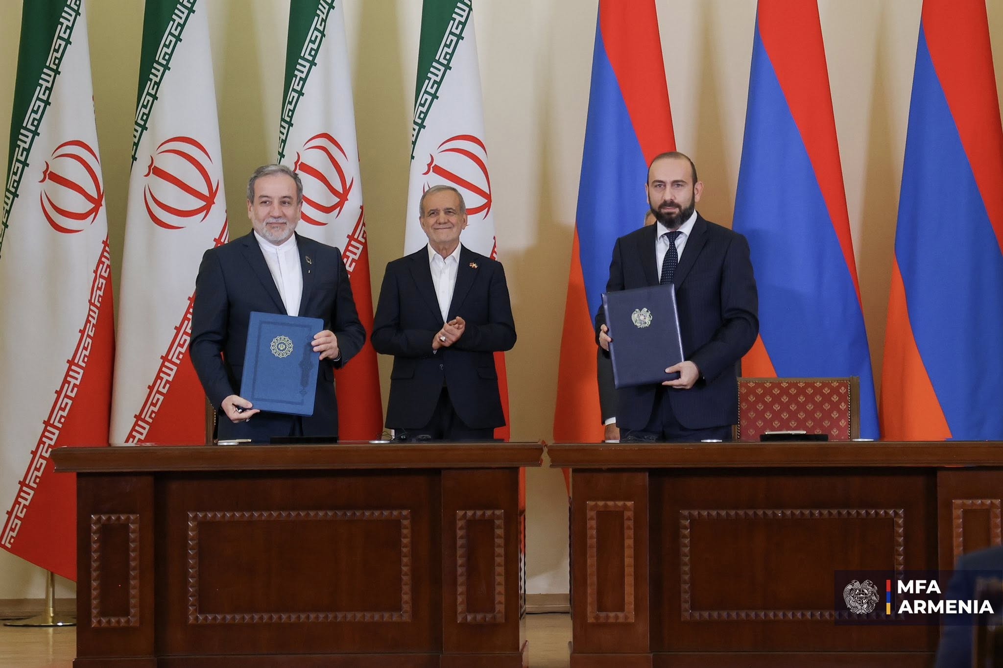 Арарат Мирзоян и Сейед Аббас Арагчи подписали меморандум 