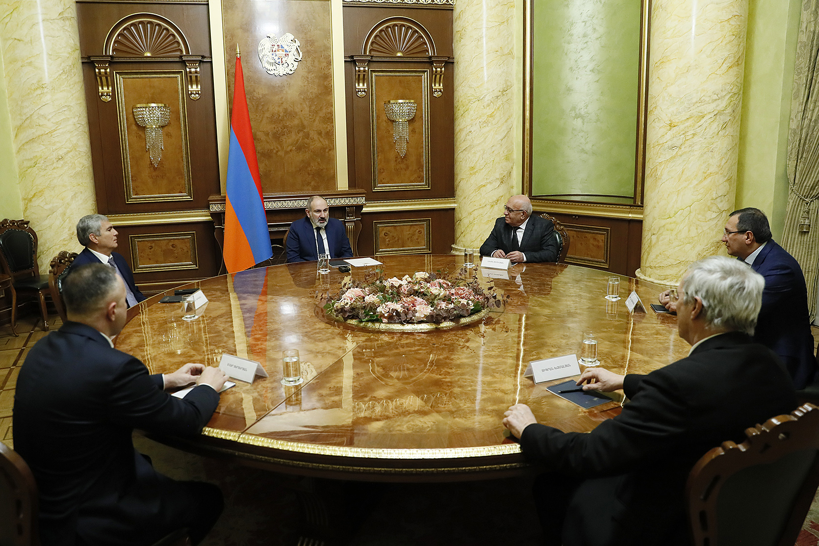Пашинян провел встречу с внепарламентскими политическими силами