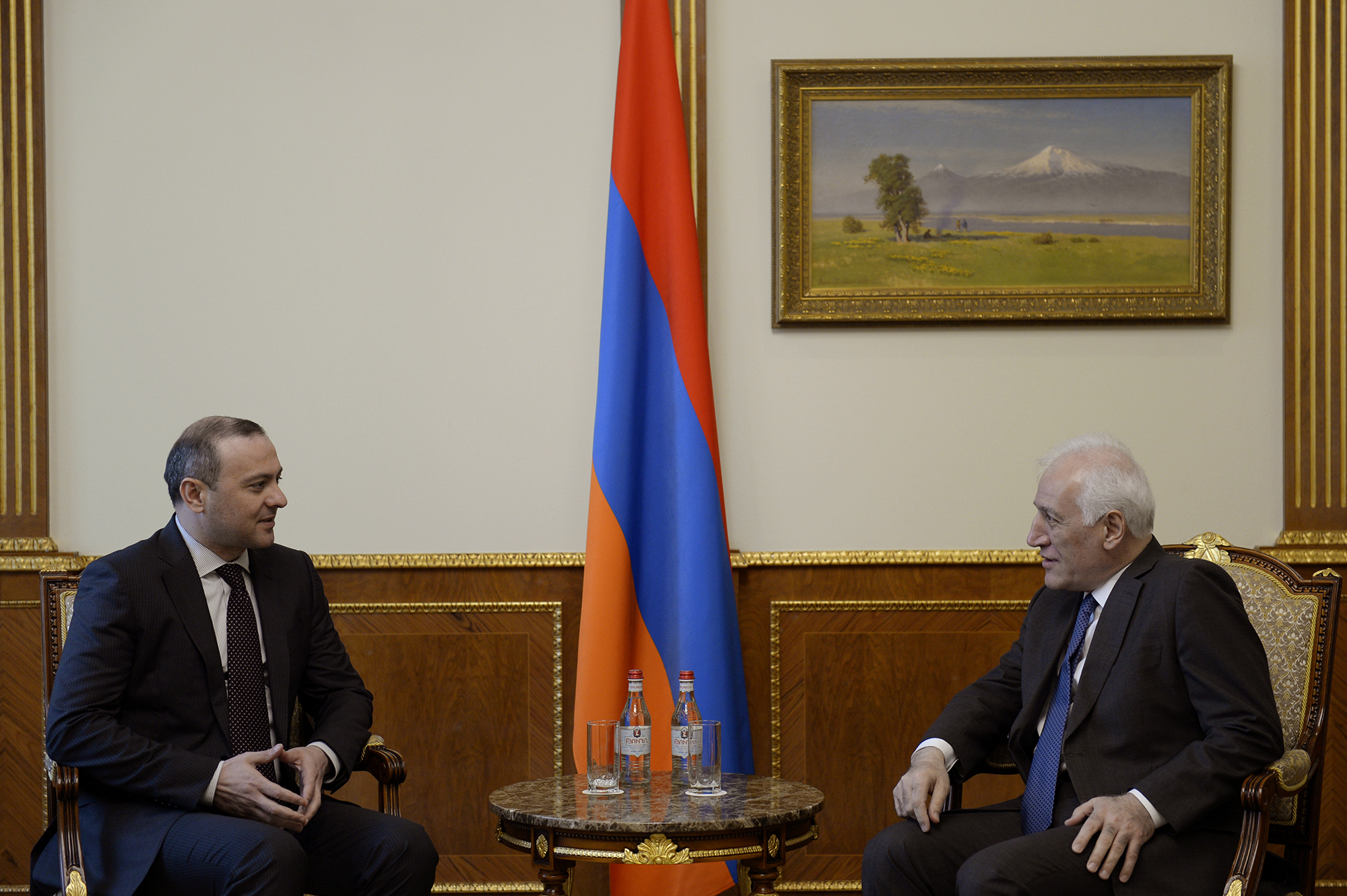 Президент и секретарь Совбеза Армении обменялись мнениями по вопросам безопасности
