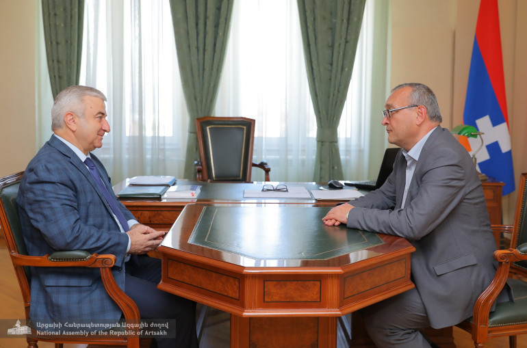 Ղուլյանն Արցախի ԱԺ նորընտիր նախագահ Արթուր Թովմասյանին է հանձնել խորհրդարանի ղեկավարումը