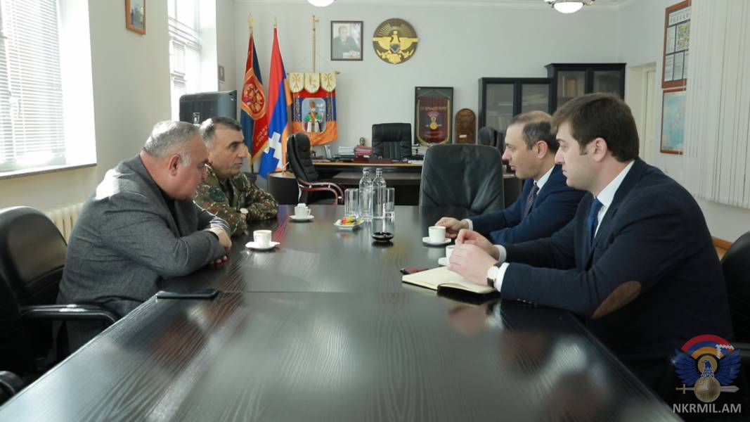 Министр обороны Арцаха принял секретаря Совбеза Армении