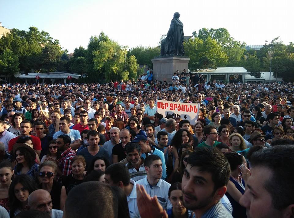 В центре Еревана неспокойно: несколько тысяч протестующих двинулись к резиденции президента
