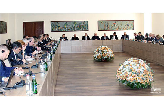 Главы МИД и Минюста Армении представили иностранным дипломатам ситуацию в стране
