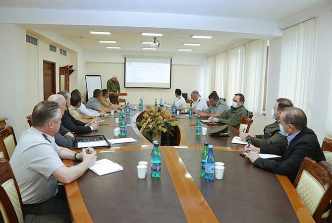 В МО аккредитованным в Армении военным атташе представили обстановку в Сюнике 