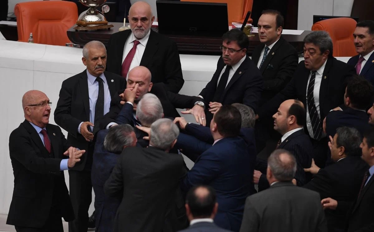 В парламенте Турции соратники Эрдогана подрались с прокурдскими депутатами