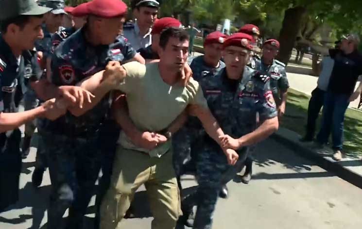 Левон Кочарян: Столкновений полиции с протестующими можно было избежать