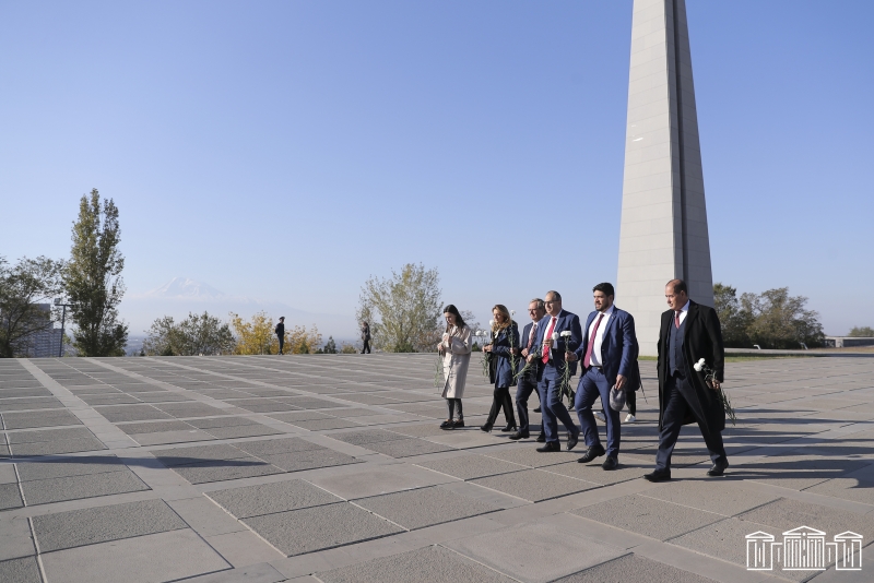 Депутаты Франции посетили мемориальный комплекс в Цицернакаберде