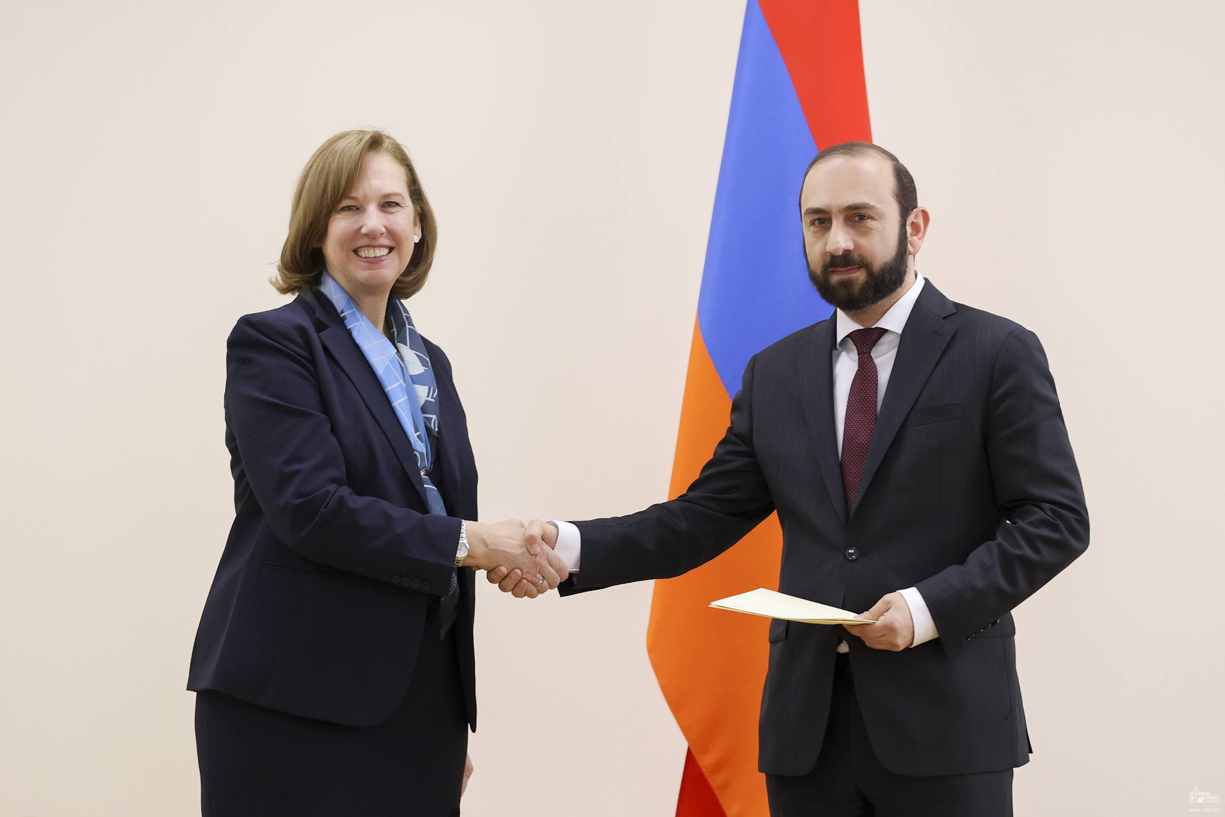 ՀՀ-ում ԱՄՆ նորանշանակ դեսպանն իր հավատարմագրերի պատճենն է հանձնել ՀՀ ԱԳ նախարարին