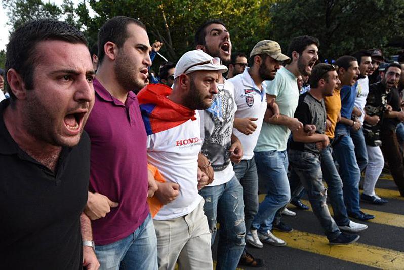 Митингующие в Ереване не удовлетворены решением президента