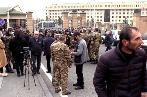 МО Армении уже сутки заблокирован: осаду держат родные пропавших без вести военных   