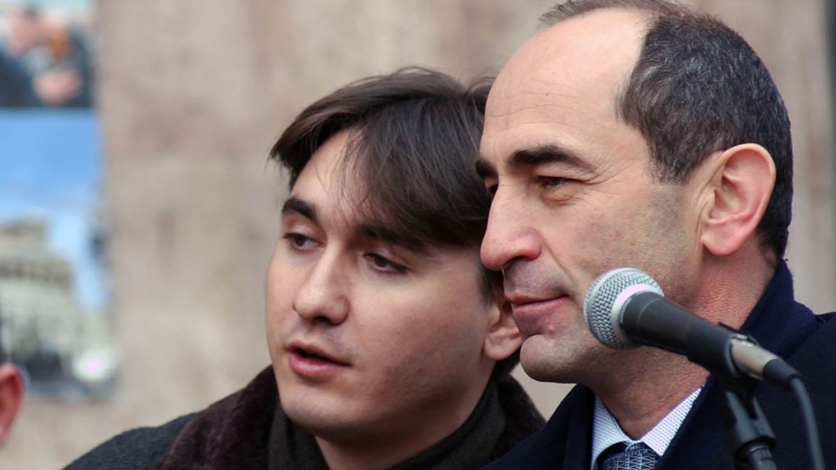 Суд отложил снятие ареста с имущества Роберта Кочаряна и Армена Геворкяна 