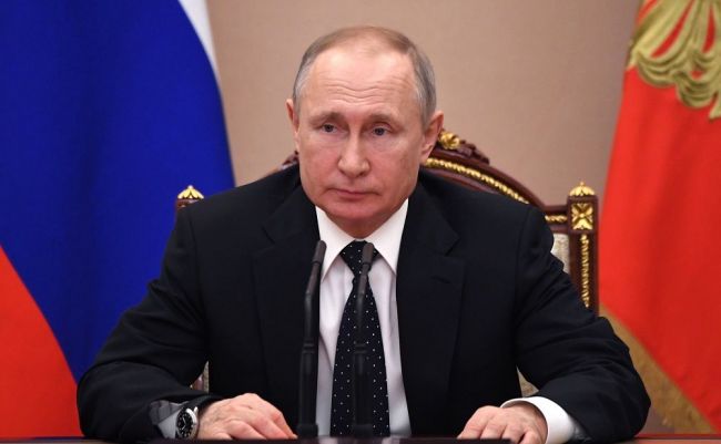 Путин поручил правительству представить план действий по восстановлению доходов населения