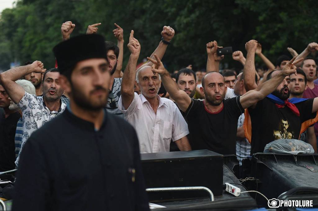 Ереван: лидеры ушли, митингующие остались - ситуация накаляется  