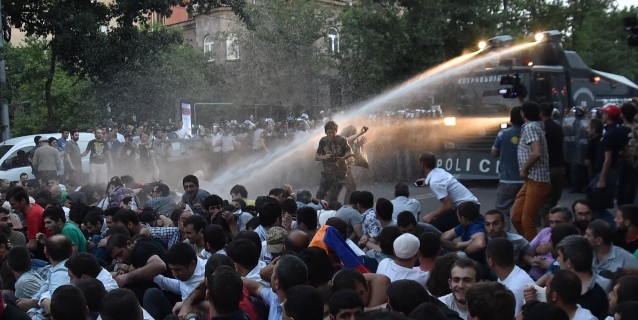 Акции протеста в Армении: Риск масштабных провокаций или возможность улучшения жизни?