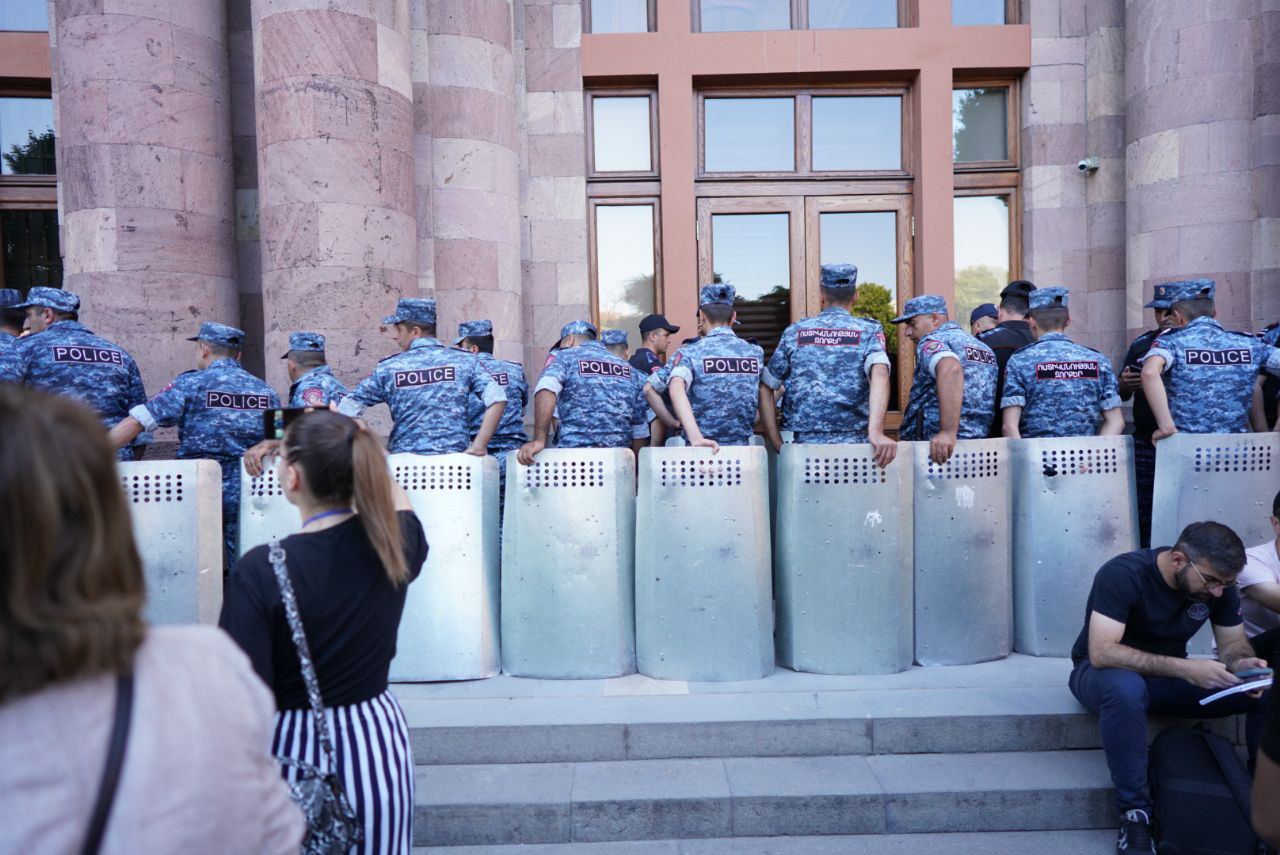 Полицейские протестуют против протестующих 