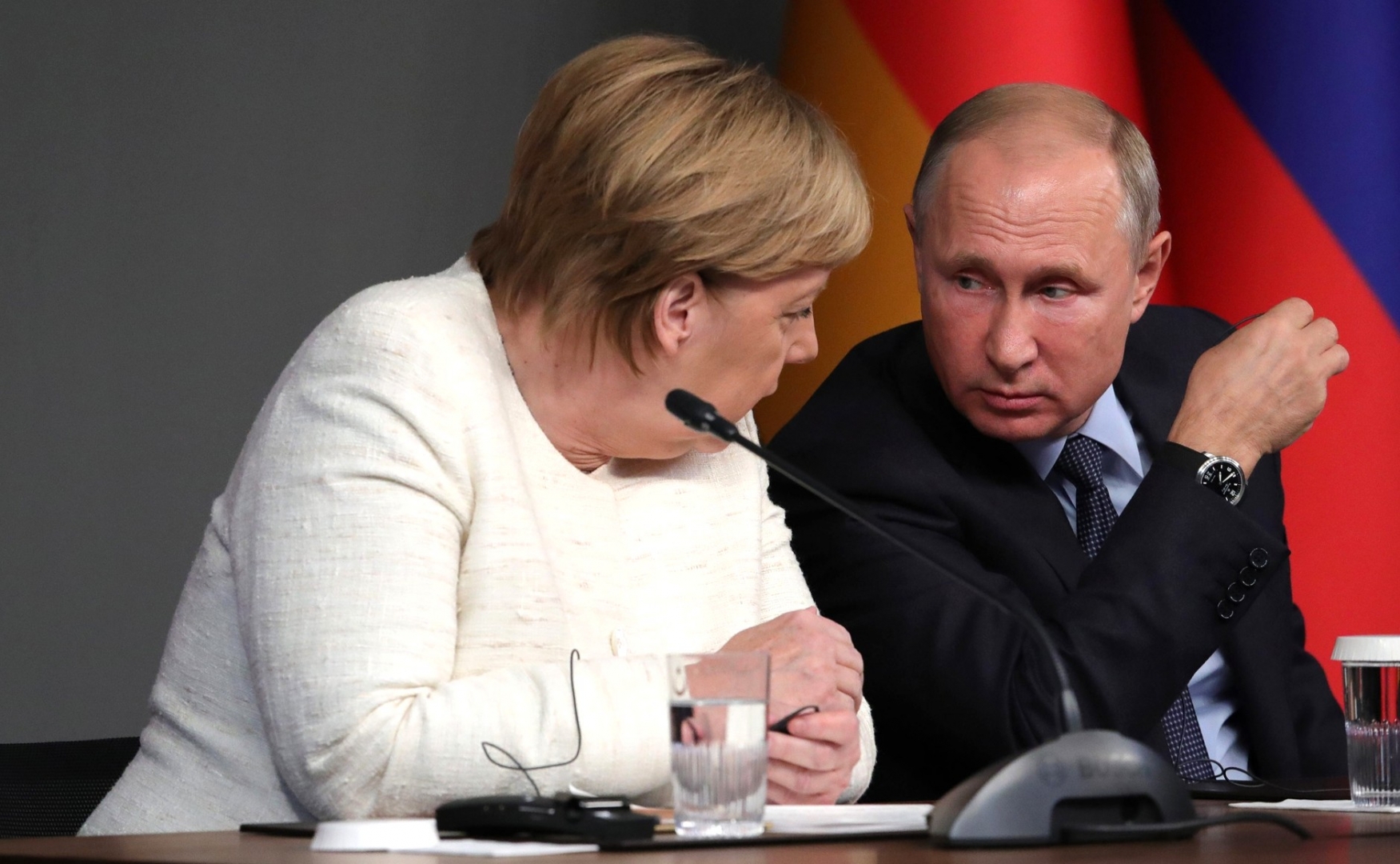 Путин и Меркель обсудили сложившуюся в Белоруссии ситуацию  