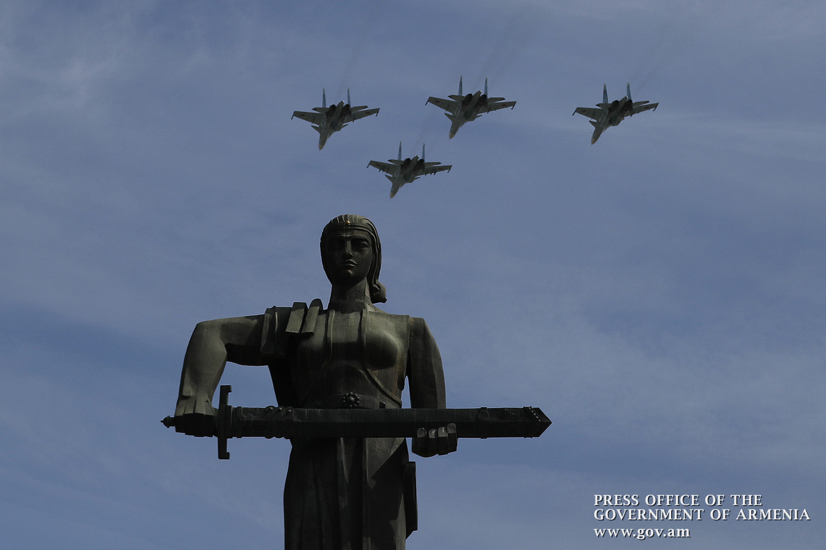 ВВС РА совершили праздничный полет в небе Еревана