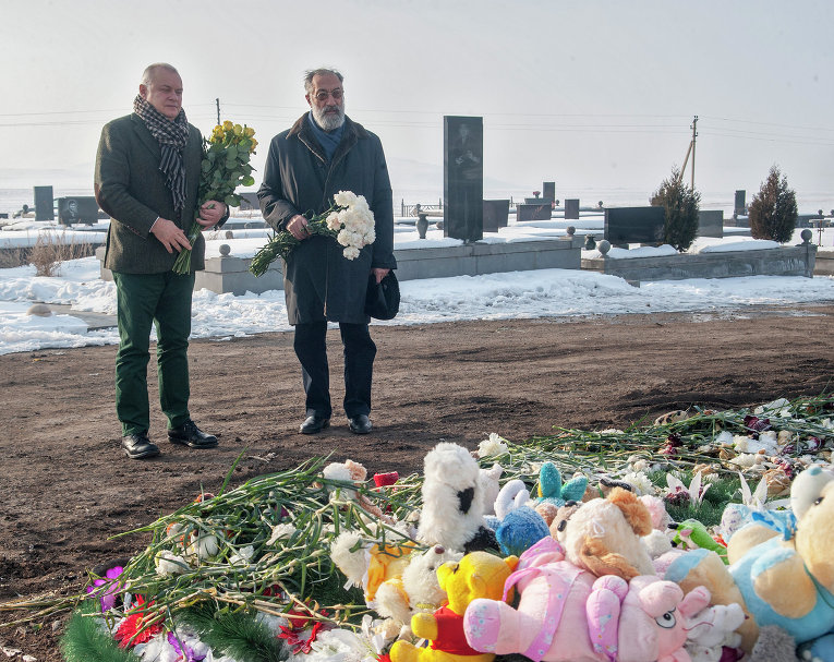 Дмитрий Киселев и Артур Чилингаров возложили цветы к могилам жертв трагедии в Гюмри