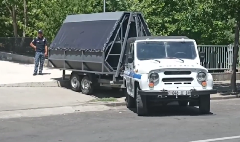 Спецсредства, колючая проволока: полиция прибыла к зданию парламента Армении
