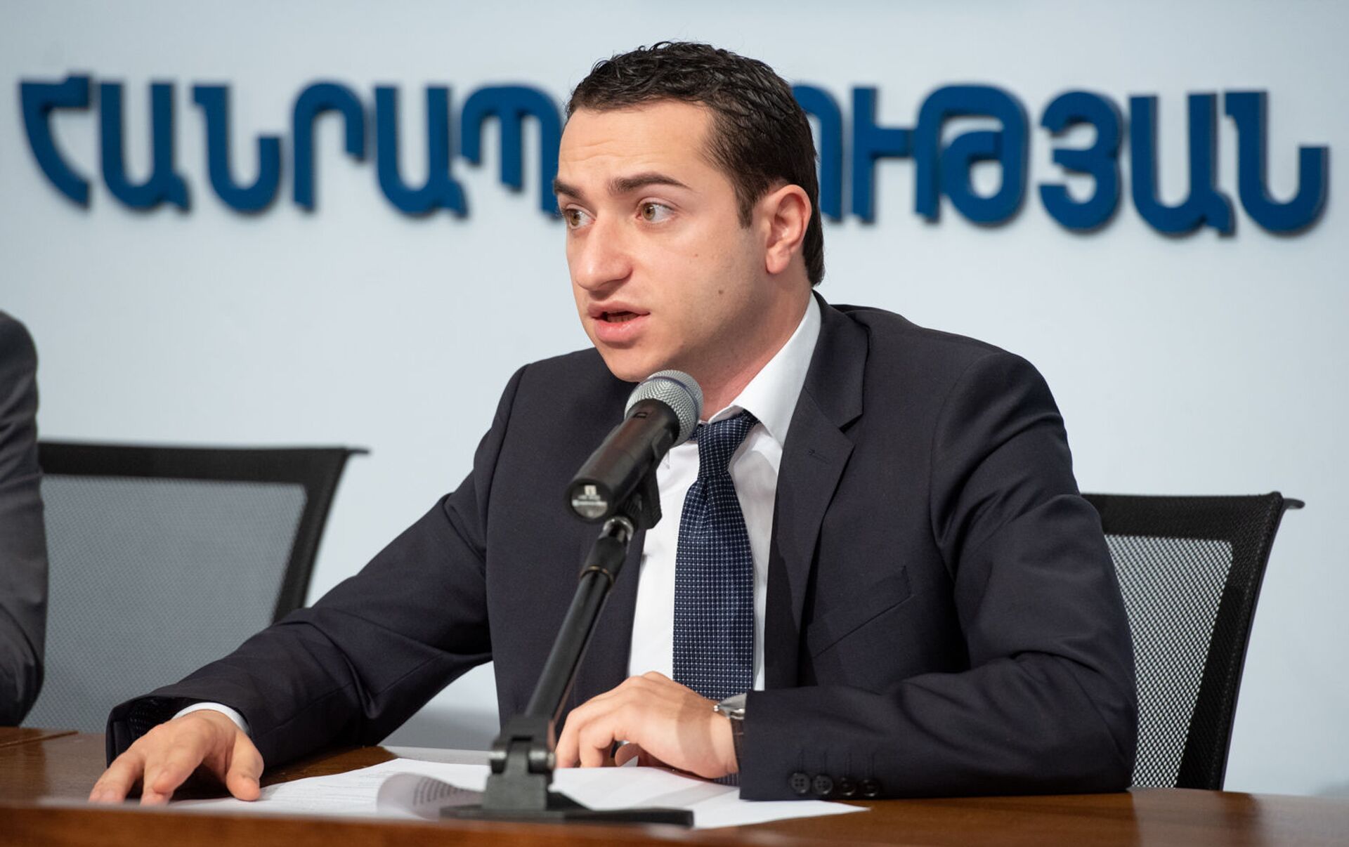 СМИ: В Ереване ограбили служебный автомобиль главы МВТП 