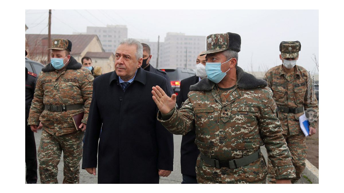 Делегация во главе с министром обороны Армении Вагаршаком Арутюняном отбыла в Россию