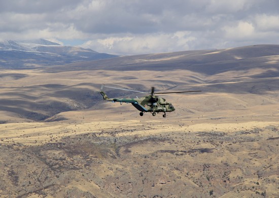 Экипажи Ми-8МТВ-5  и Ка-52 ЮВО совершили учебные вылеты в небе Армении