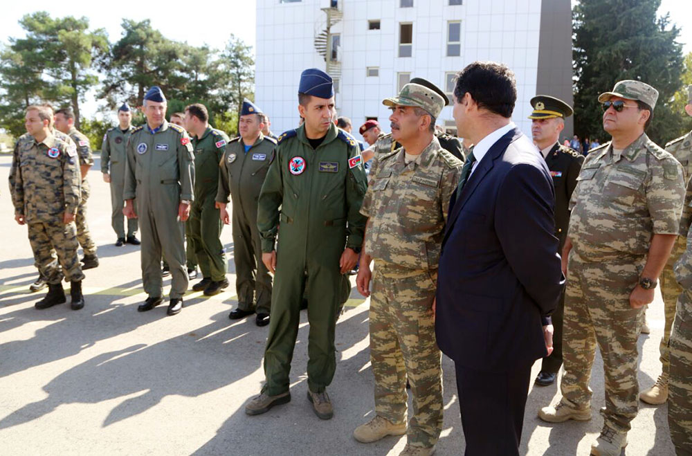 Министр обороны Азербайджана посетил командный пункт управления учениями