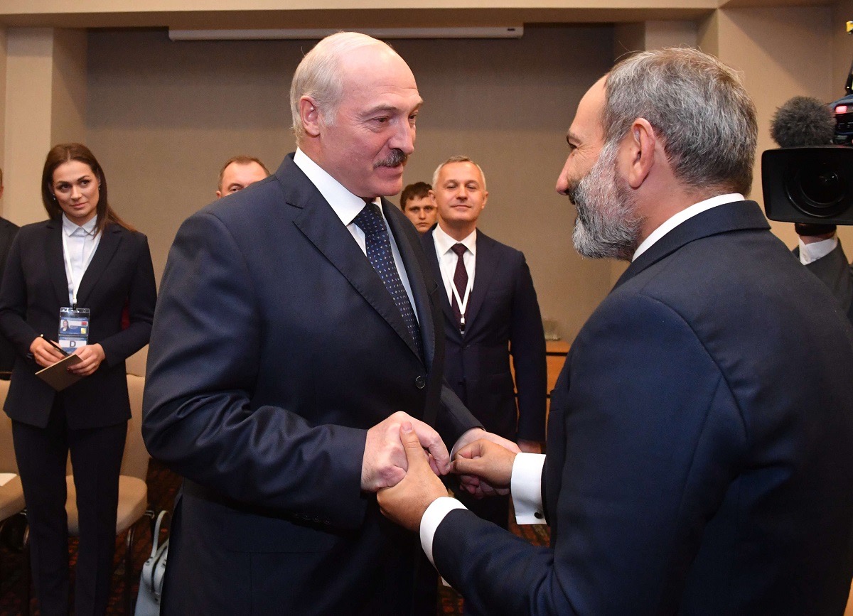 Лукашенко согласен с Пашиняном, что СНГ не площадка для разбирательств по Карабаху