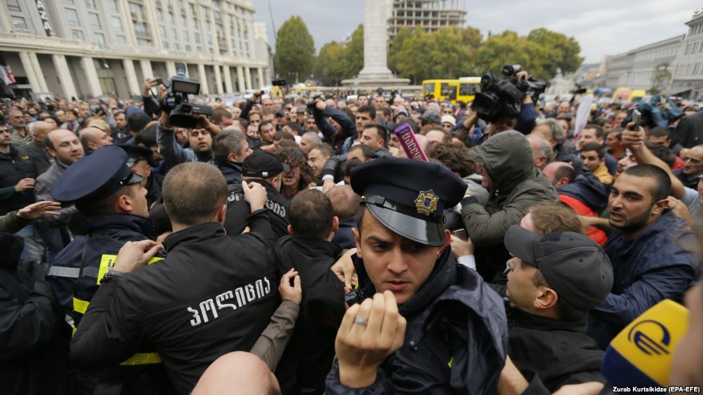 В Тбилиси произошли столкновения между полицией и оппозиционерами