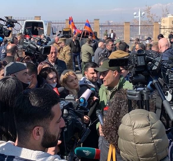 Уволить Оника Гаспаряна – значит ослабить Армянскую армию: перед Минобороны проходит акция