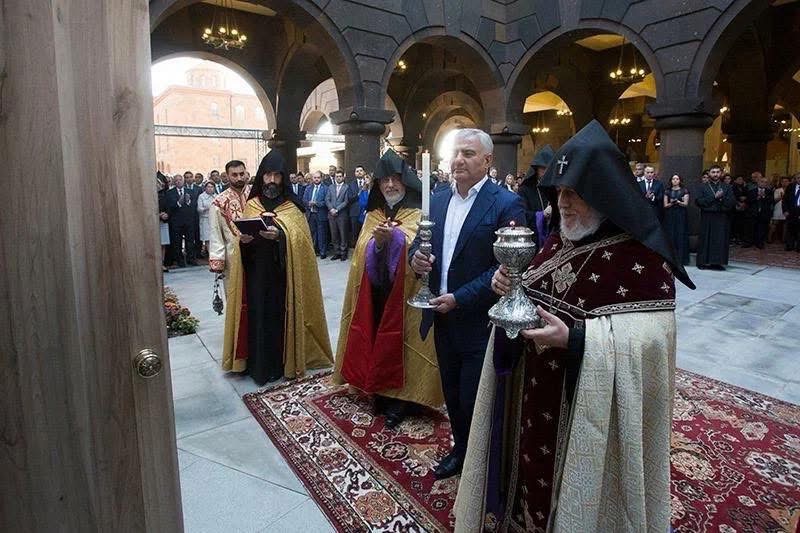 Карапетян: небольшая группировка показала, что готова переступить через любую святыню