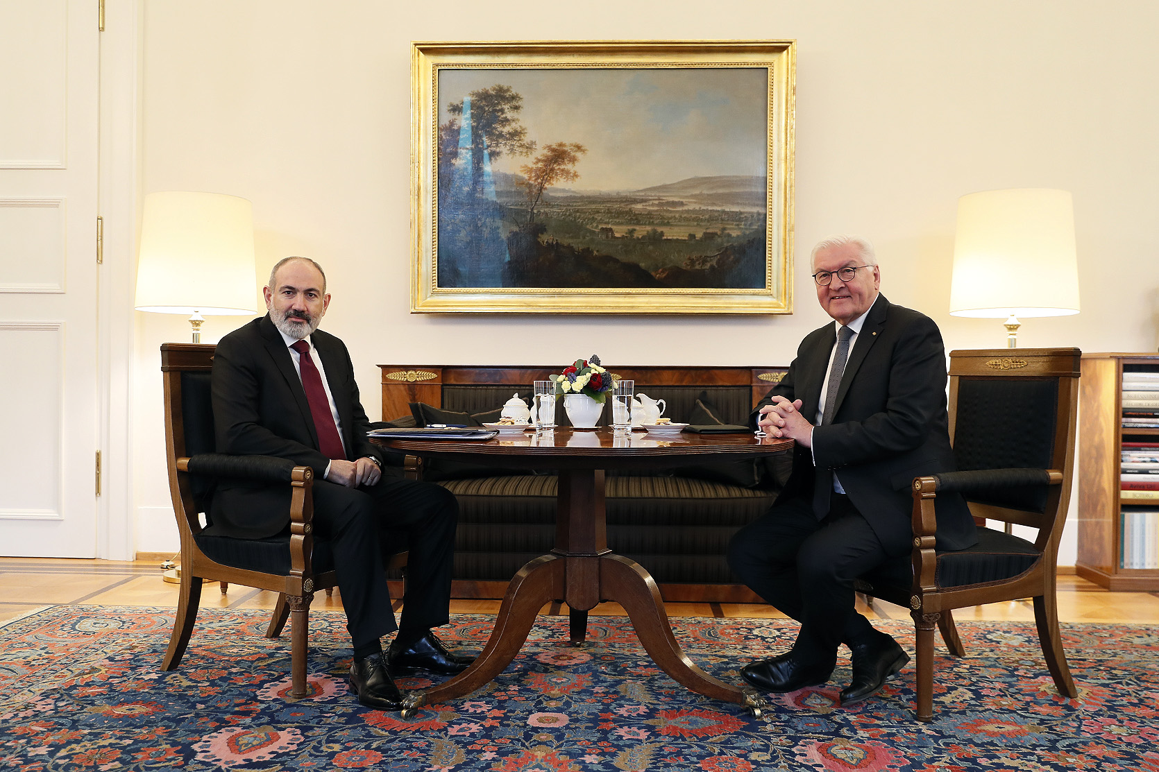 Пашинян и Штайнмайер обсудили гуманитарный кризис в Нагорном Карабахе