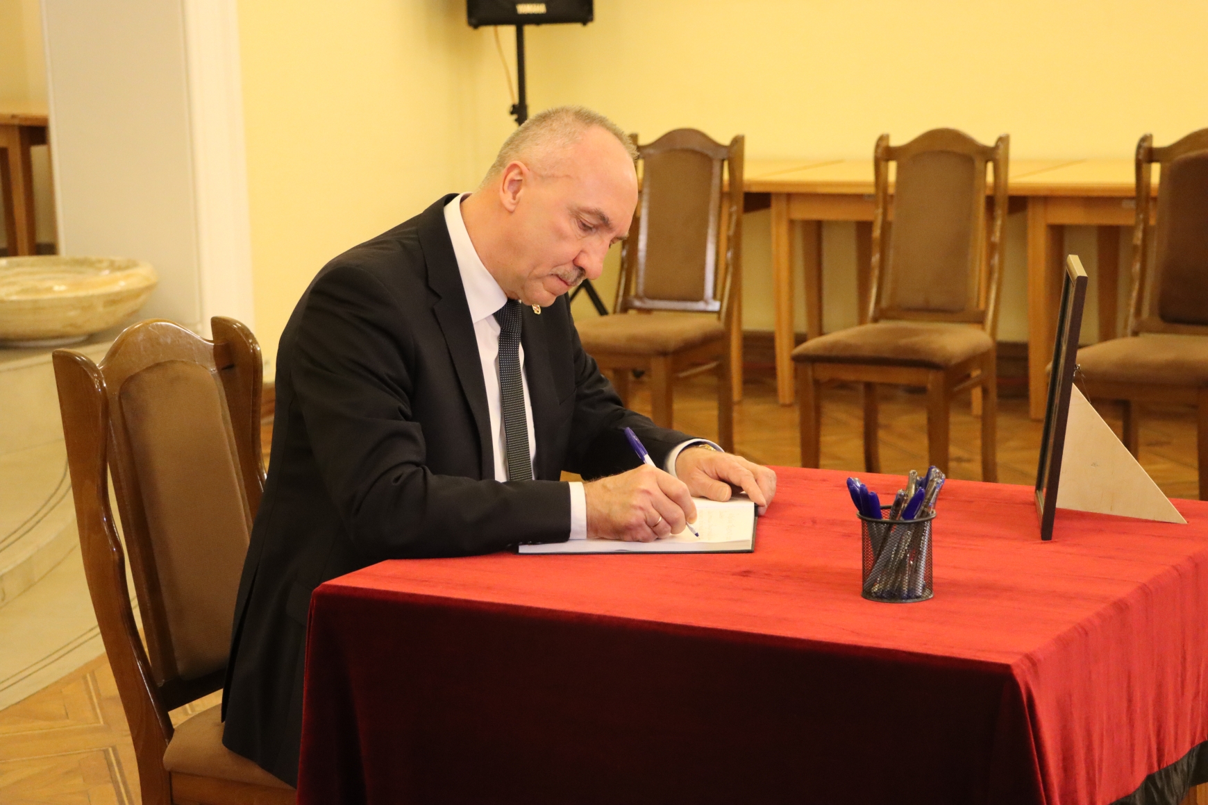 Посол Беларуси возложил цветы и сделал запись в книге соболезнований Посольства России