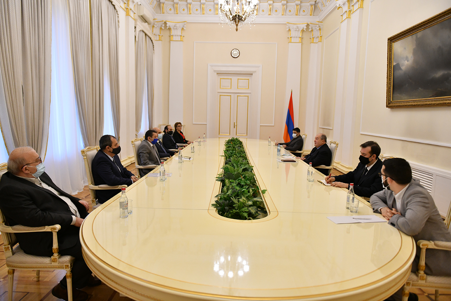 Армен Саркисян продолжает консультации с парламентскими и внепарламентскими силами