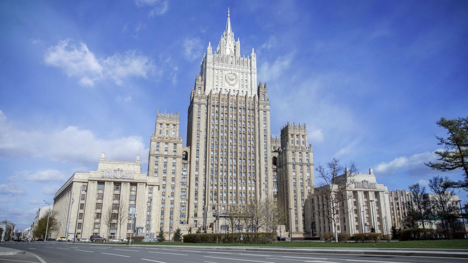 МИД РФ: Москва продолжит помогать Баку и Еревану с реализацией мирного процесса