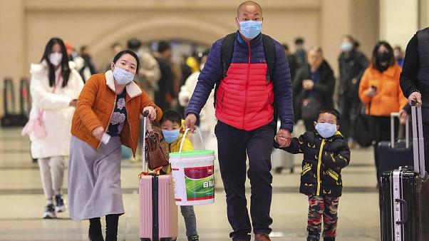 В Китае число жертв коронавируса превысило 2000, заболевших - 74 185 человек 