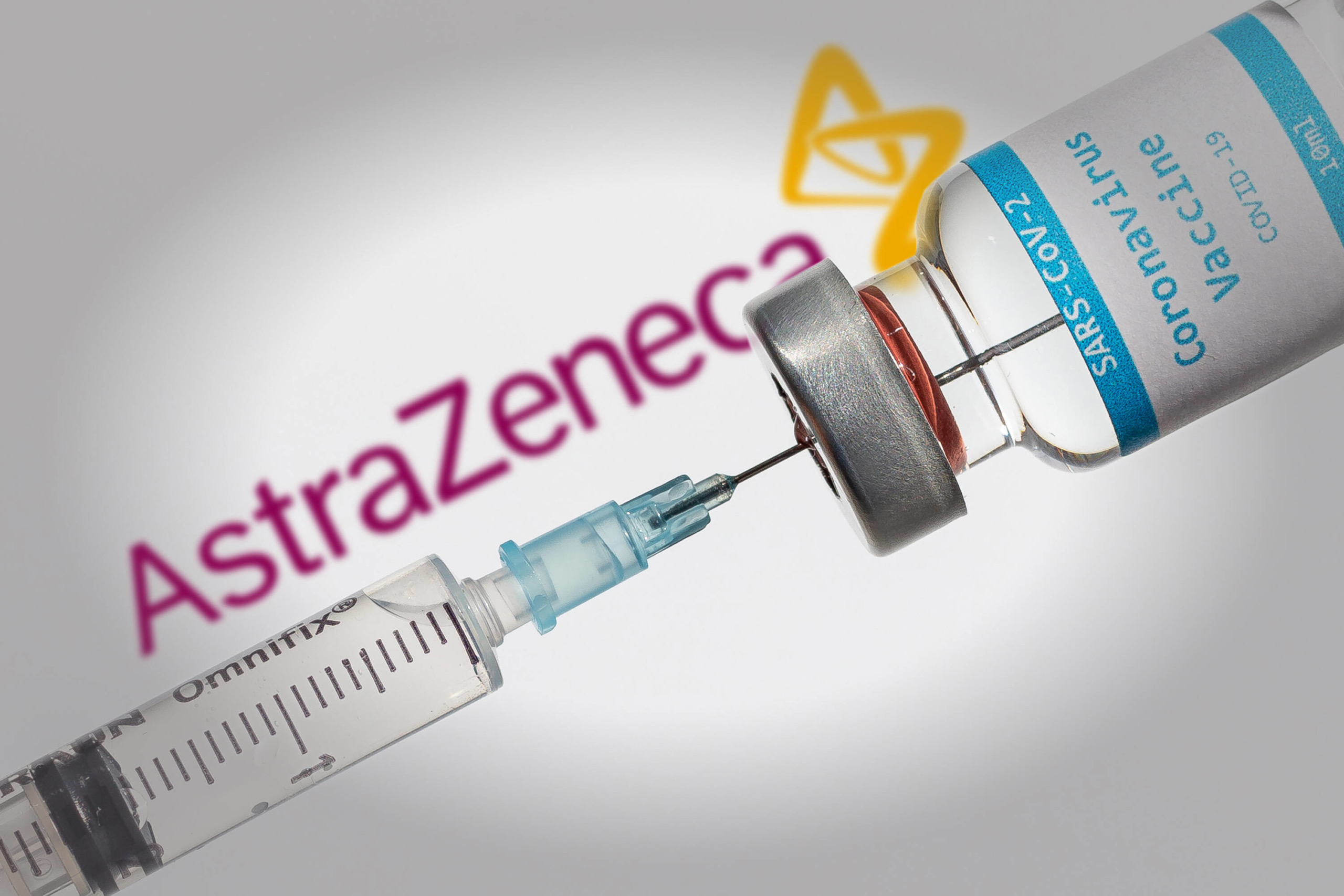 Компания AstraZeneca сократила на треть прогноз по поставке вакцины в страны ЕС