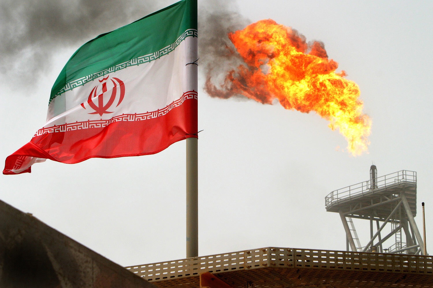 Экс-посол Британии в Тегеране: давление США против Ирана бесполезно